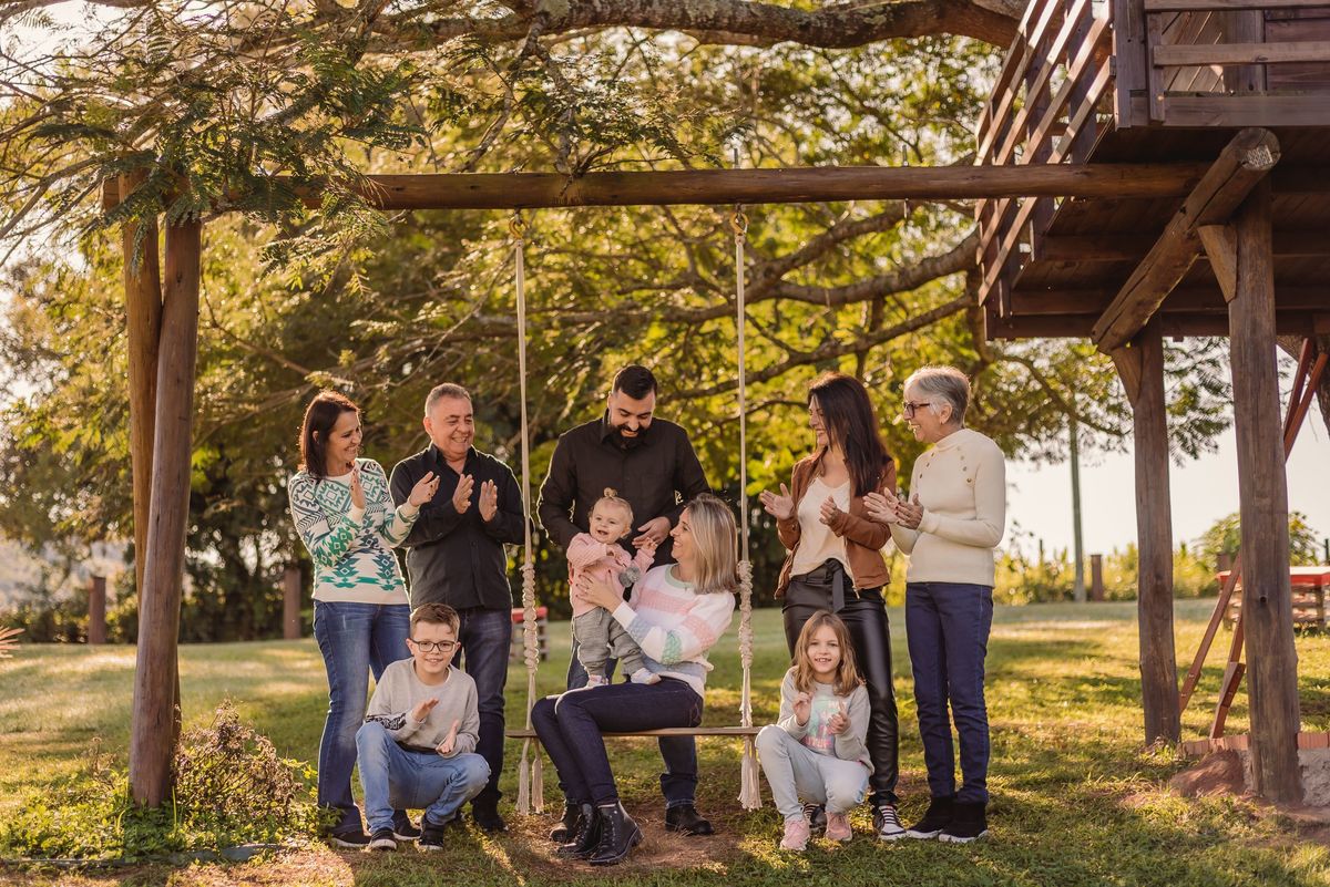 fotografo de familia em sao leopoldo rs ensaio de 1 ano em familia avô avó suns da lomba grande rs novo hamburgo sao leopoldo ensaio na manha brincadeira bebe infantil menina pai mae primos tios oculos fotografias documentais de familias em rs nh