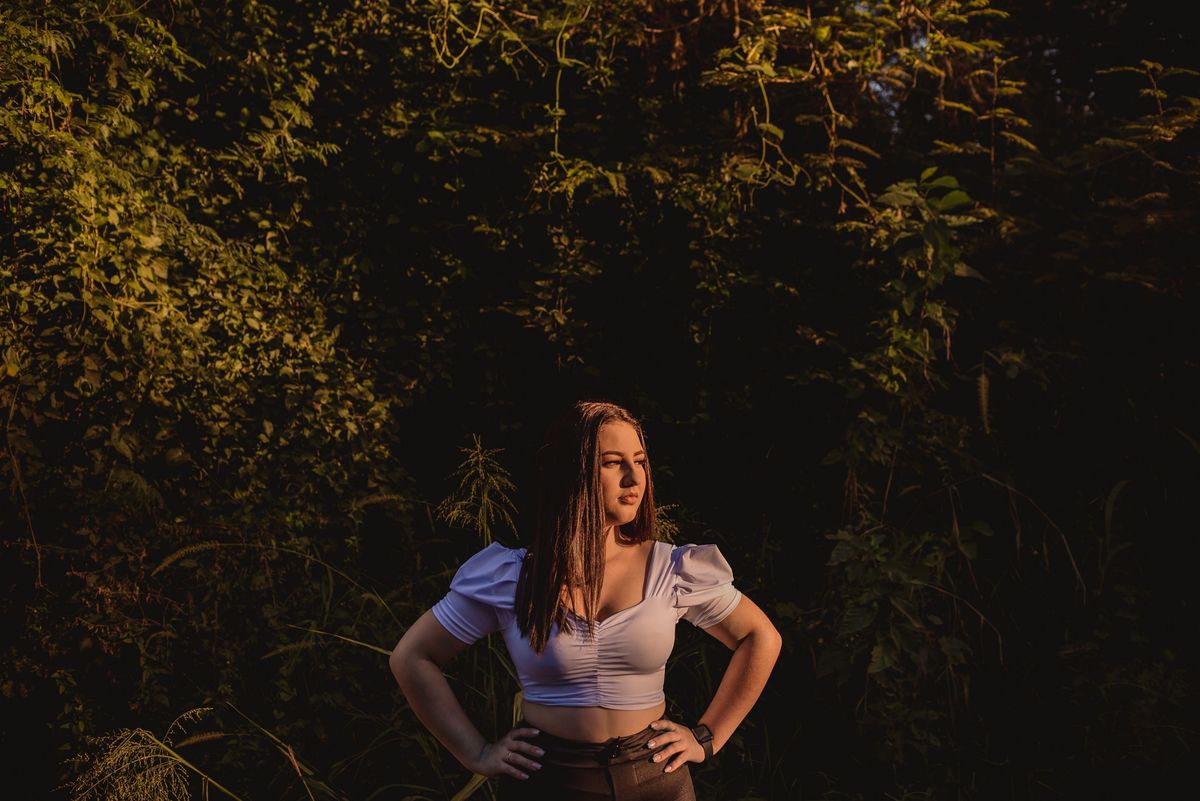 ensaio de 15th isadora reis fotografo de debutantes no rio grande do sul ensaio de 15th em ivoti rs casas eixamel fim de tarde casal boeira menina mulher ensaio pessoal tarde ensolarada por do sol flores contra luz 15 anos mãe book fotografico ivoti 