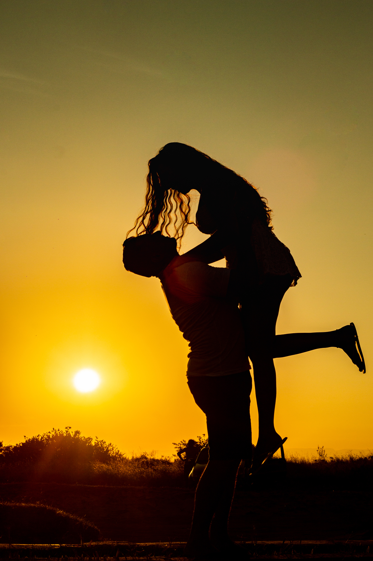 ensaio de casal camila e diego nos morros dos conventos na cidade de ararangua em santa catarina fotografo de casamento em sao leopoldo casal boeira erguendo ela no sol