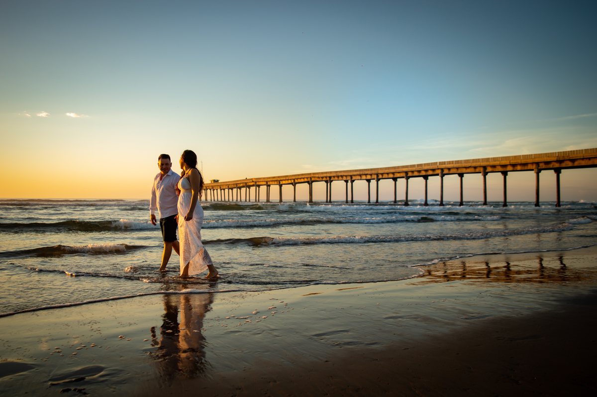 ensaio de casal camila e diego nos morros dos conventos na cidade de ararangua em santa catarina fotografo de casamento em sao leopoldo casal boeira caminhando na beira da praia
