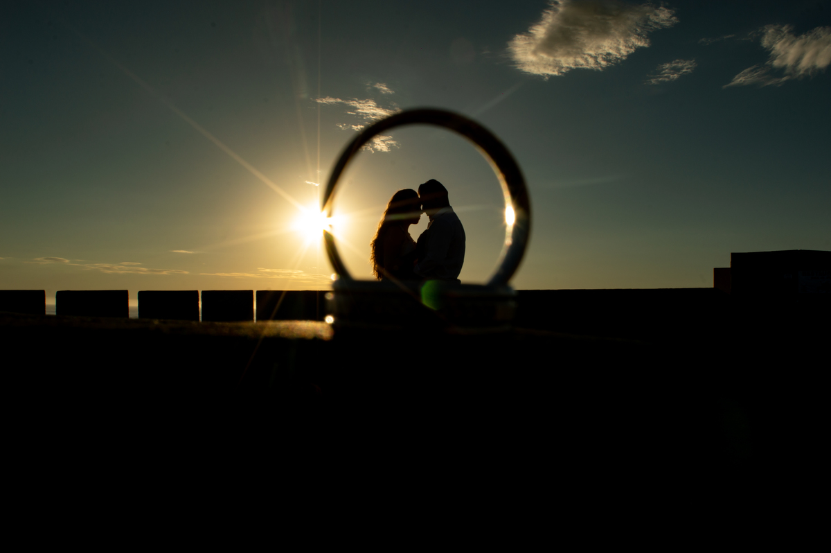 ensaio de casal camila e diego nos morros dos conventos na cidade de ararangua em santa catarina fotografo de casamento em sao leopoldo casal boeira no meio da aliança