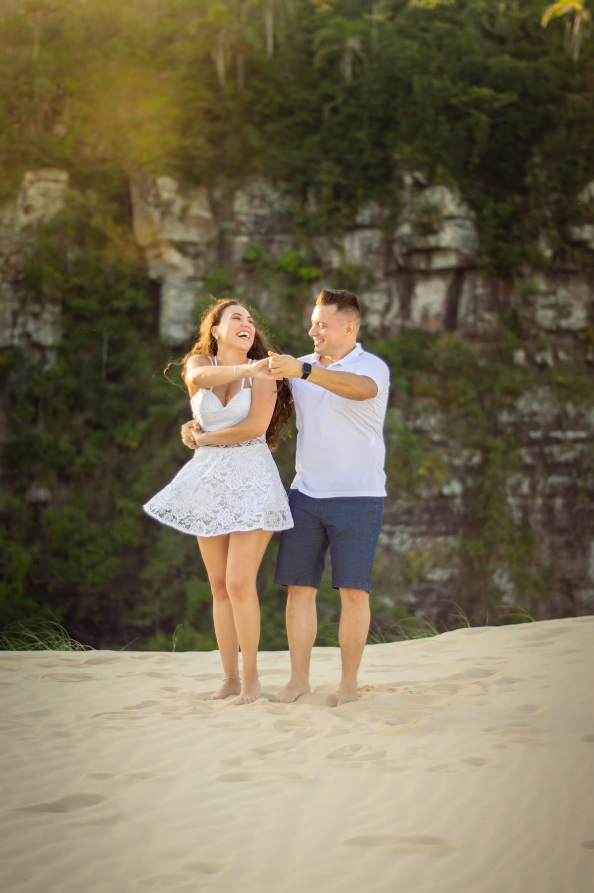 ensaio de casal camila e diego nos morros dos conventos na cidade de ararangua em santa catarina fotografo de casamento em sao leopoldo casal boeira dança nas duna