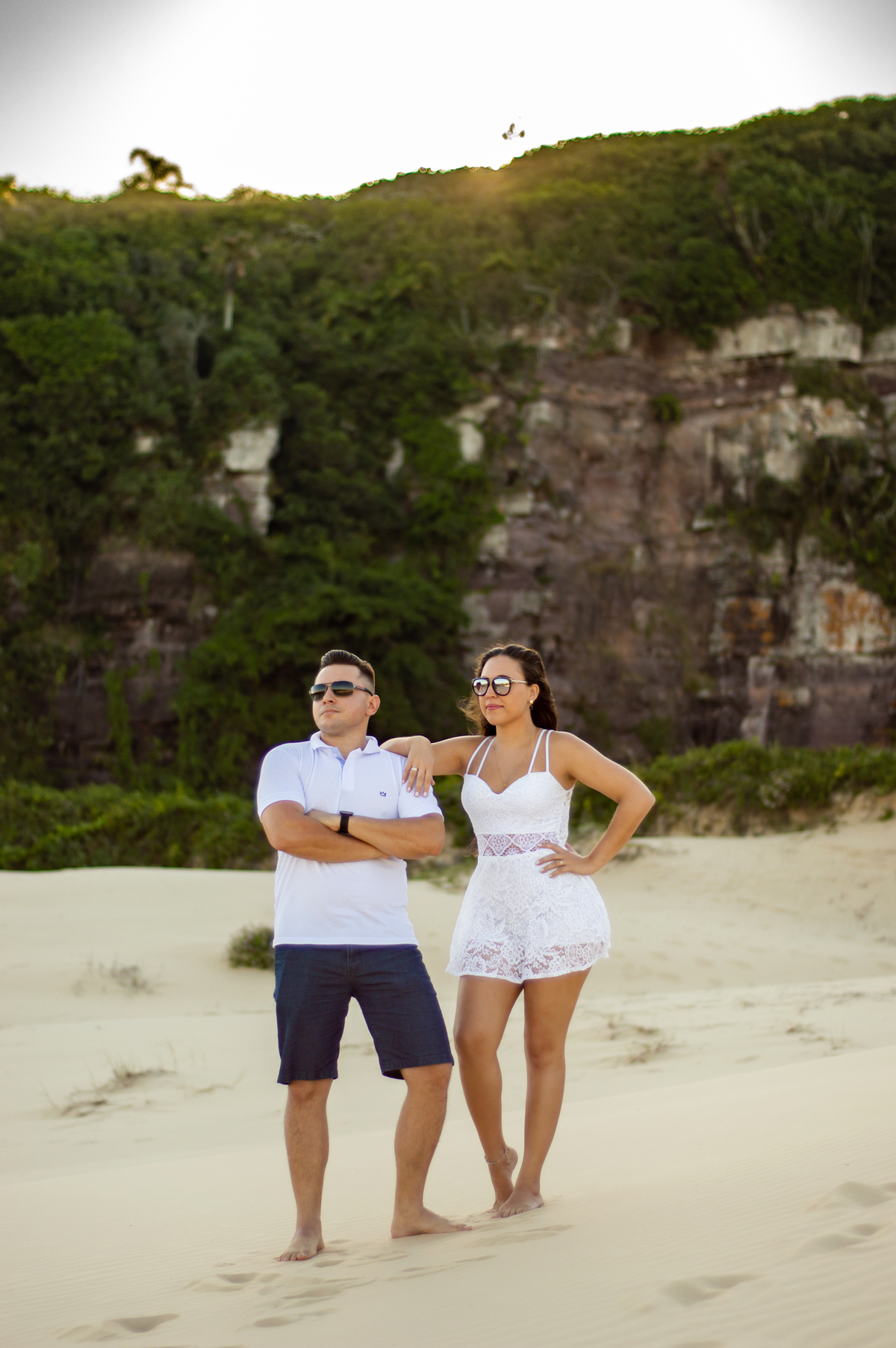 ensaio de casal camila e diego nos morros dos conventos na cidade de ararangua em santa catarina fotografo de casamento em sao leopoldo casal boeira de oculos escuro