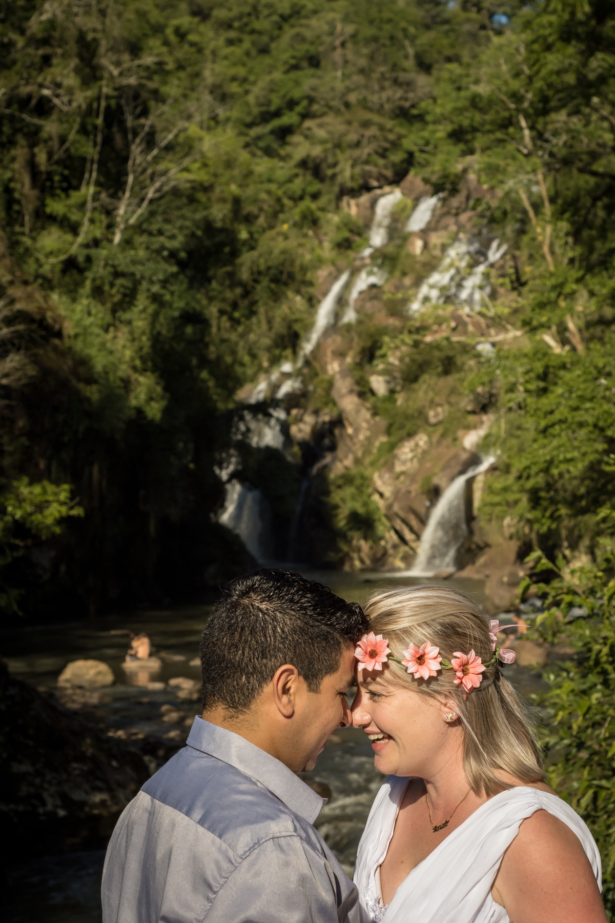 ensaio de casal pre wedding daniela e eder fotografo de casamento em sao leopoldo ensaio externo em ivoti rs casal boeira cachoeira de fundo