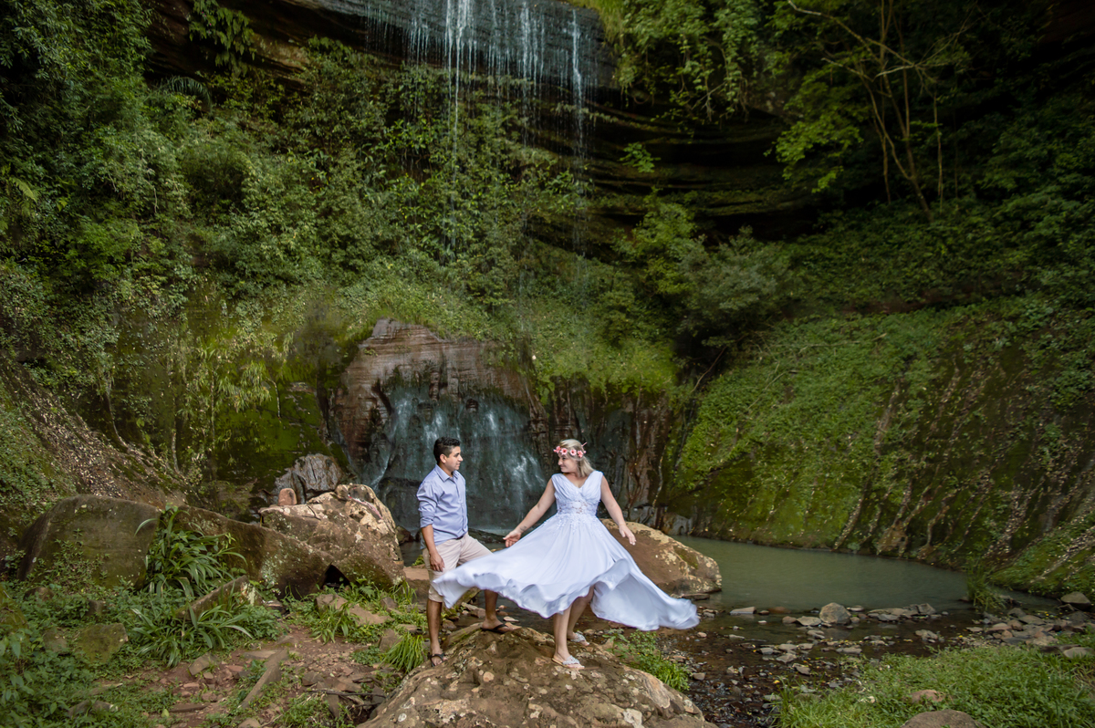 ensaio de casal pre wedding daniela e eder fotografo de casamento em sao leopoldo ensaio externo em ivoti rs casal boeira queda dágua e vestido voando