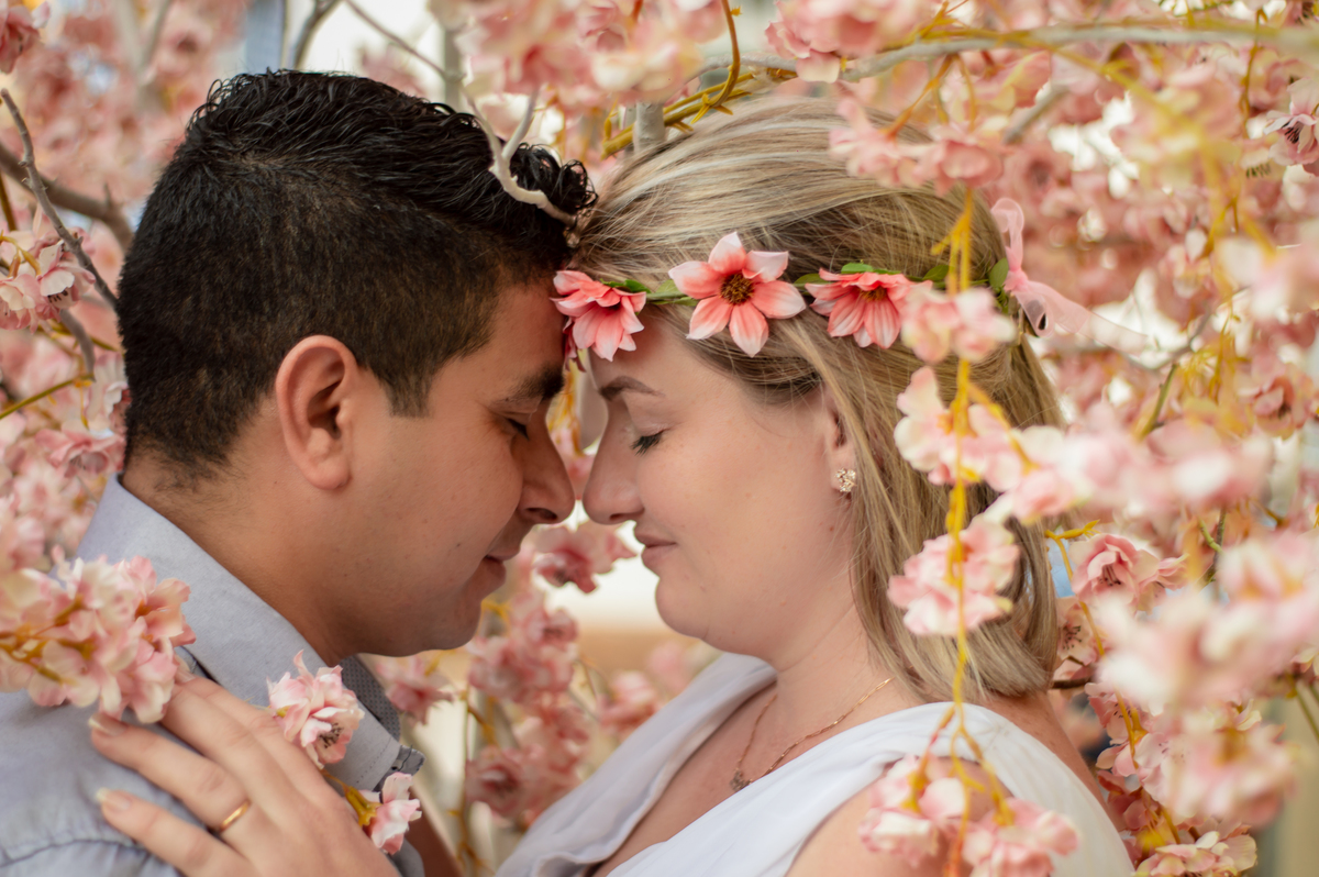 ensaio de casal pre wedding daniela e eder fotografo de casamento em sao leopoldo ensaio externo em ivoti rs casal boeira em meio as flores