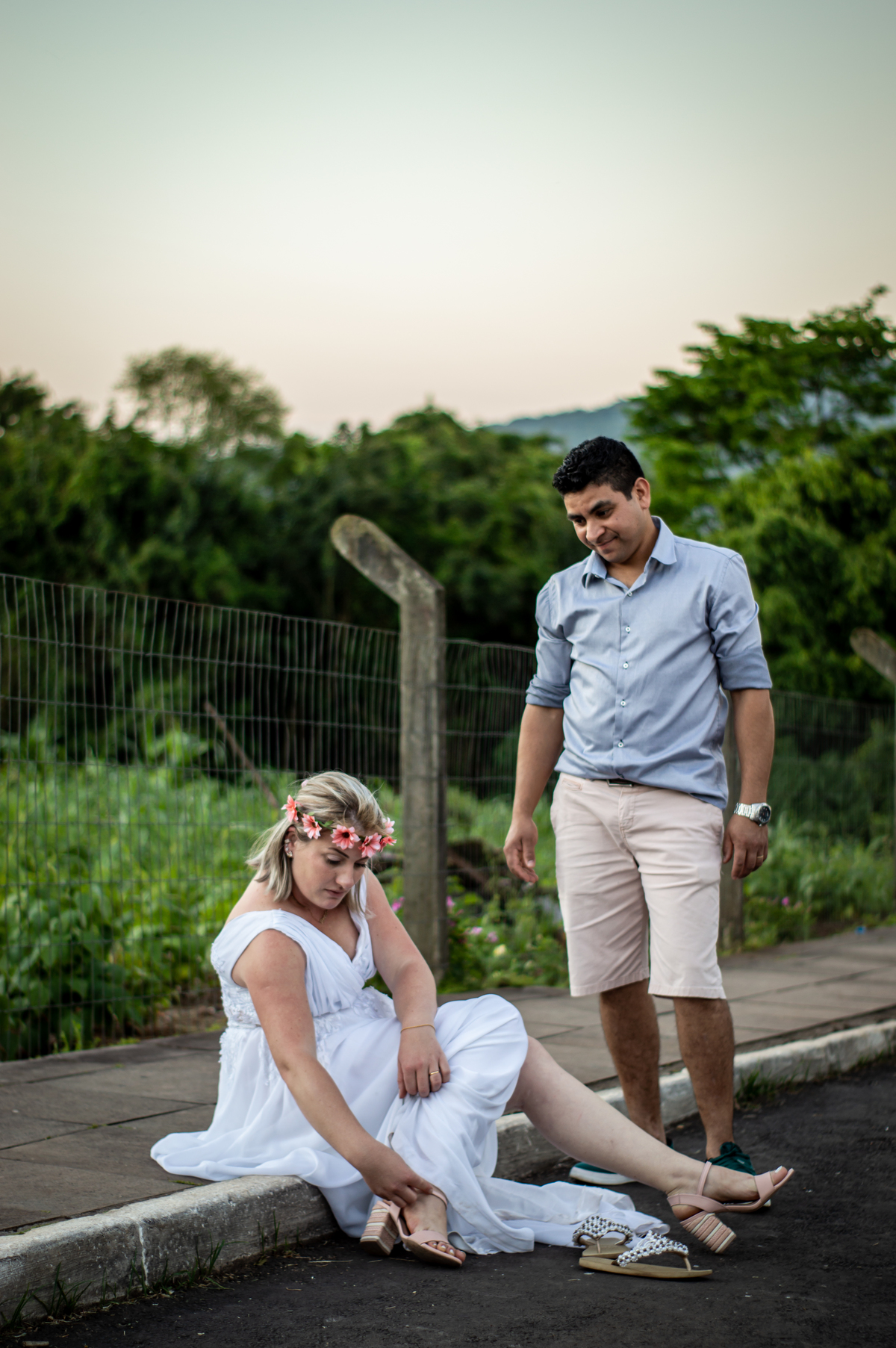 ensaio de casal pre wedding daniela e eder fotografo de casamento em sao leopoldo ensaio externo em ivoti rs casal boeira arrumando o sapato