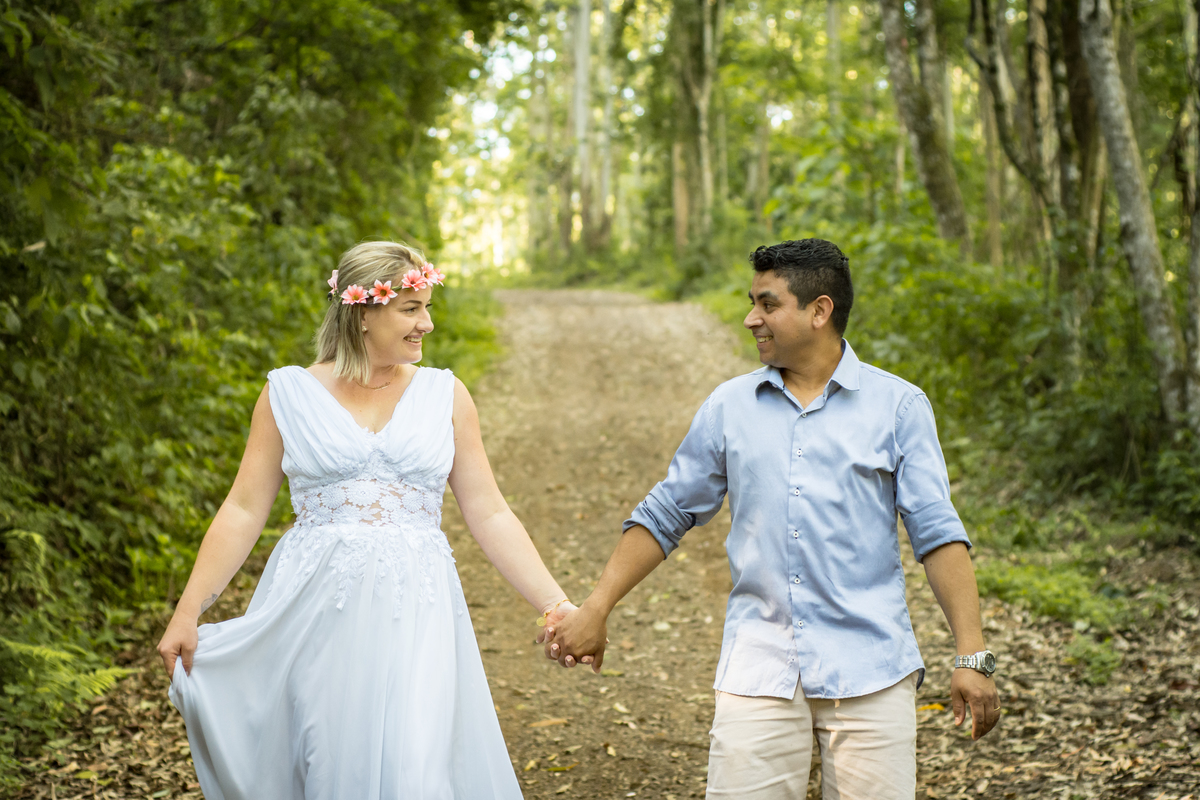 ensaio de casal pre wedding daniela e eder fotografo de casamento em sao leopoldo ensaio externo em ivoti rs casal boeira caminhando de maos dadas