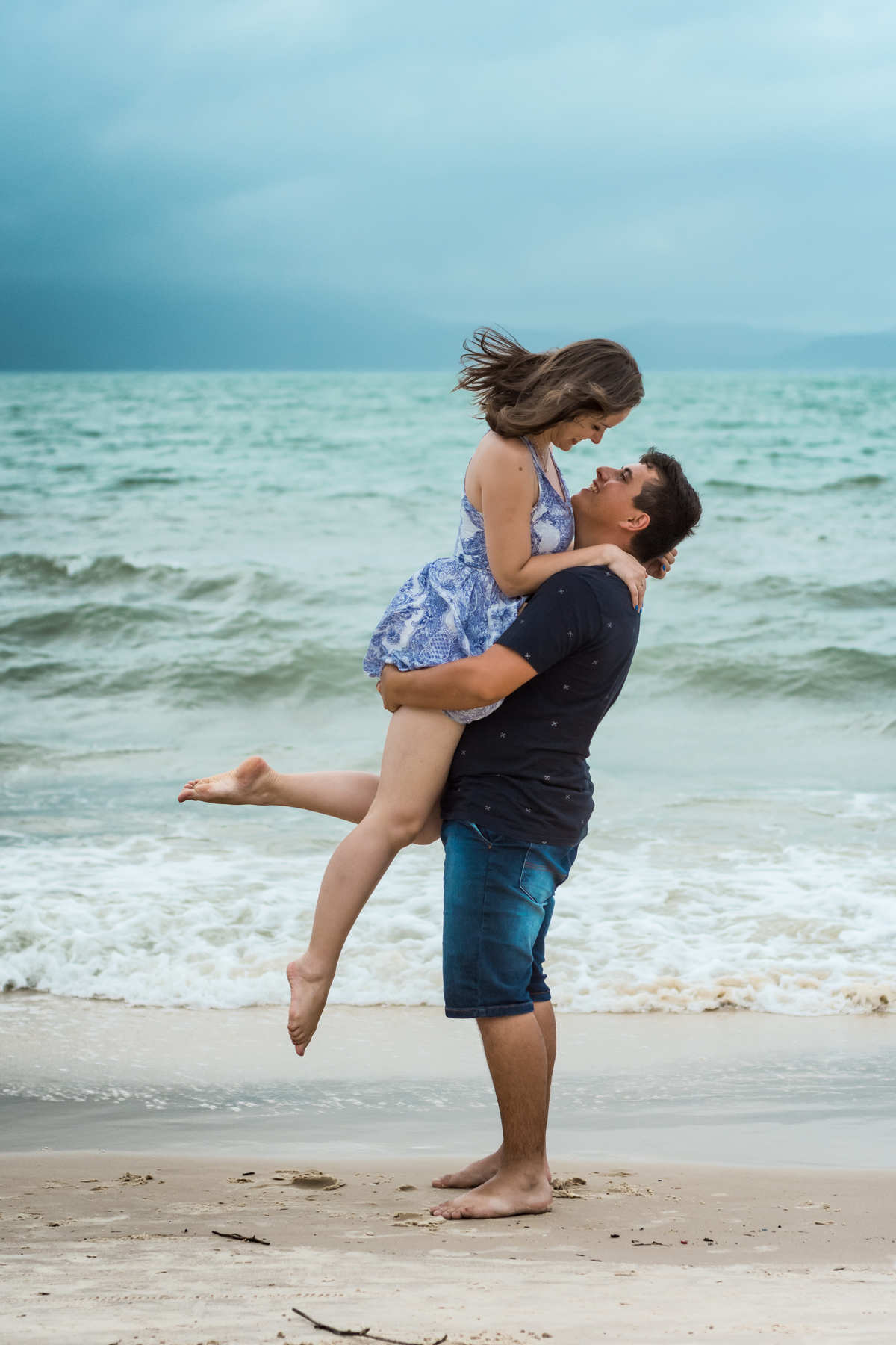 ensaio de casal em santa catarina susan e tiago comemoracao de bodas de la ou latao 7 anos de casados fotografo de casamento em sao leopoldo casal boeira pega ela no colo