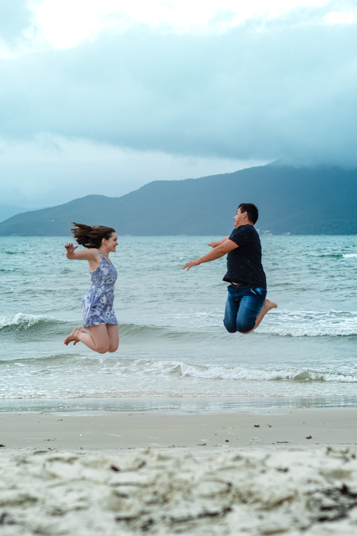ensaio de casal em santa catarina susan e tiago comemoracao de bodas de la ou latao 7 anos de casados fotografo de casamento em sao leopoldo casal boeira pulando