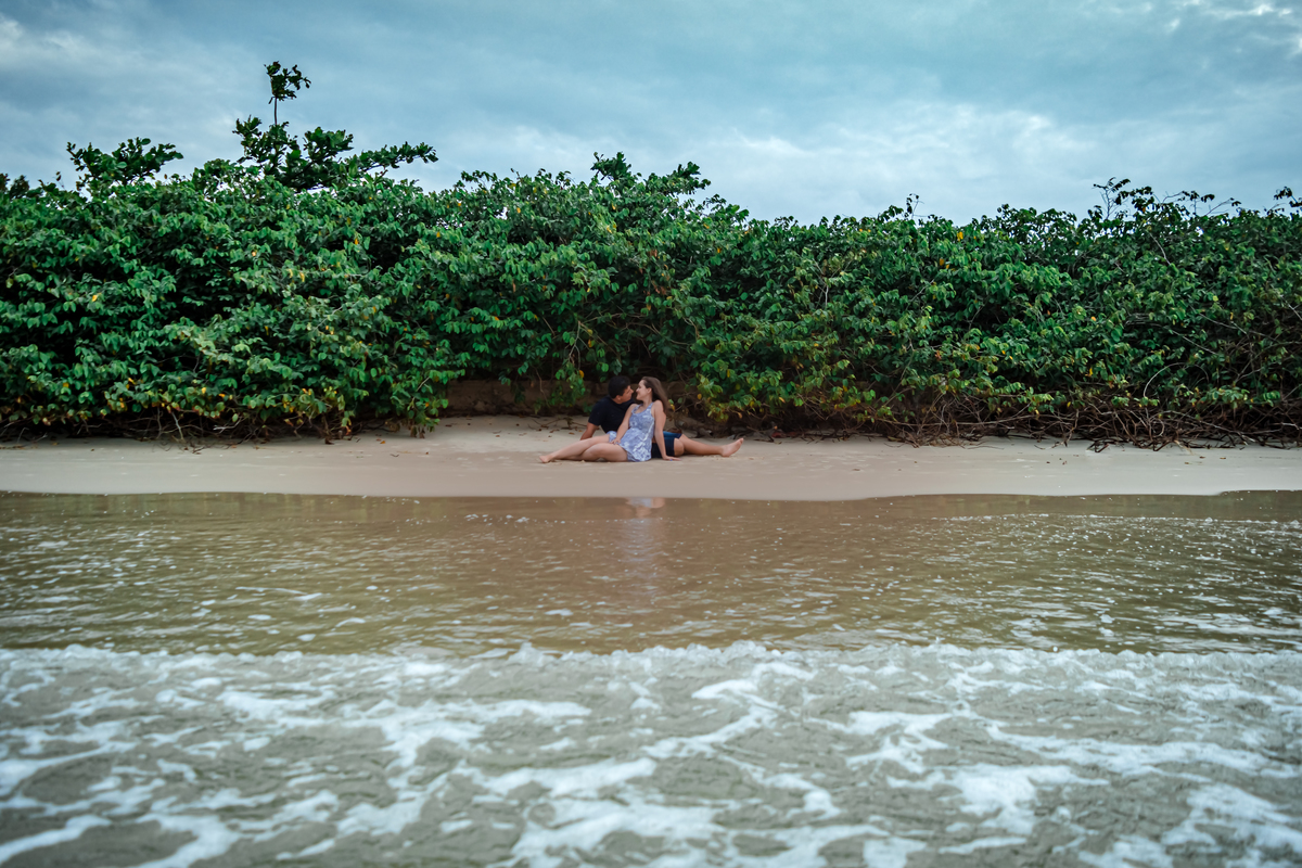 ensaio de casal em santa catarina susan e tiago comemoracao de bodas de la ou latao 7 anos de casados fotografo de casamento em sao leopoldo casal boeira olha essa sentados na beira da praia