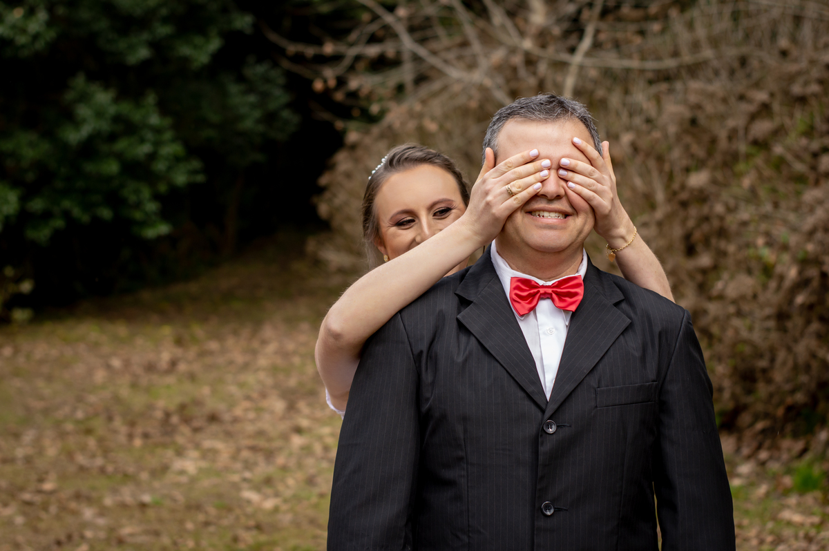 casamento na rua deise e antonio fotografo de casamento em sao leopoldo ensaio wedding em bento gonçalves no caminho das pedras vendando os olhos do noivo