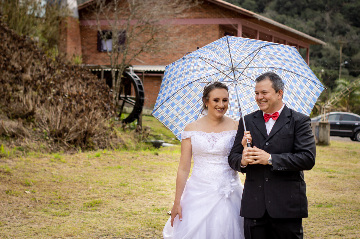 casamento na rua deise e antonio fotografo de casamento em sao leopoldo ensaio wedding em bento gonçalves no caminho das pedras guarda chuva 