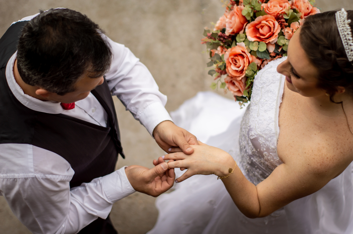 casamento na rua deise e antonio fotografo de casamento em sao leopoldo ensaio wedding em bento gonçalves no caminho das pedras troca das alianças