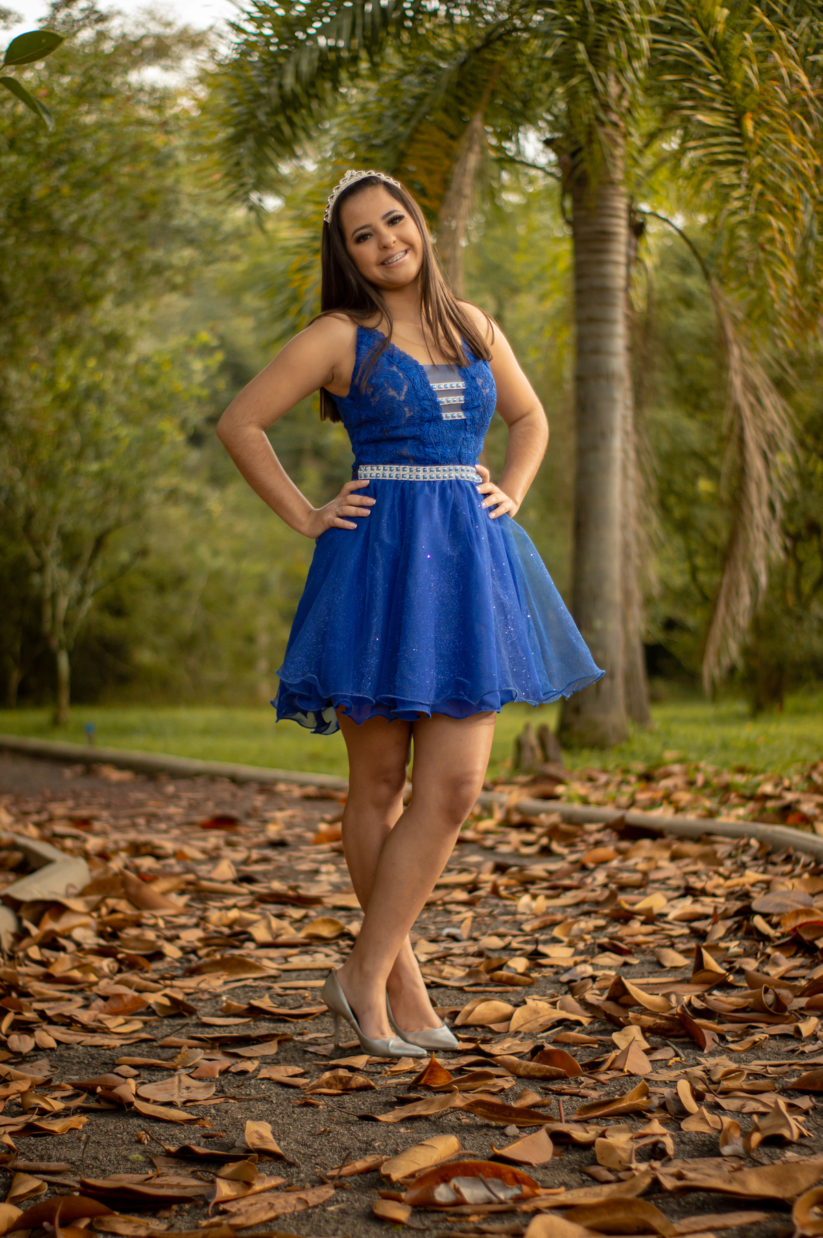 ensaio pessoal de 15th debutante amanda pereira fotografo de debutante 15 anos em sao leopoldo rs casal boeira mostrando o vestido folhas secas