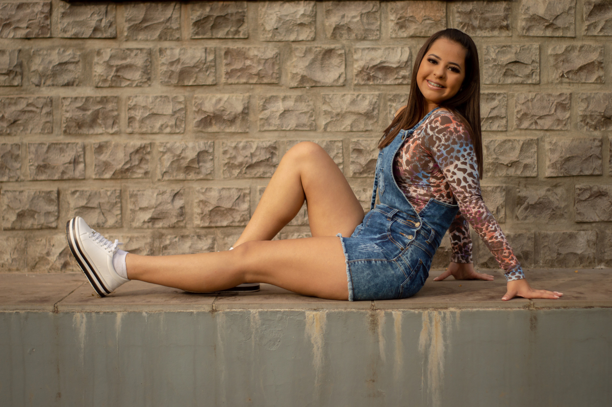 ensaio pessoal de 15th debutante amanda pereira fotografo de debutante 15 anos em sao leopoldo rs casal boeira sentada sobre pedra e parede