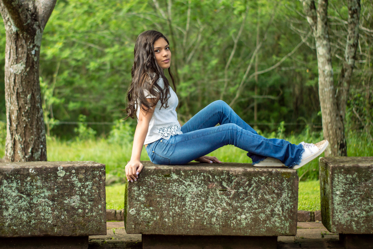 debutante brenda arriera fotografo profissional de debutante em sao leopoldo fotos criativas e autorais em ivoti fotografo de 15th casal boeira sentada na pedra
