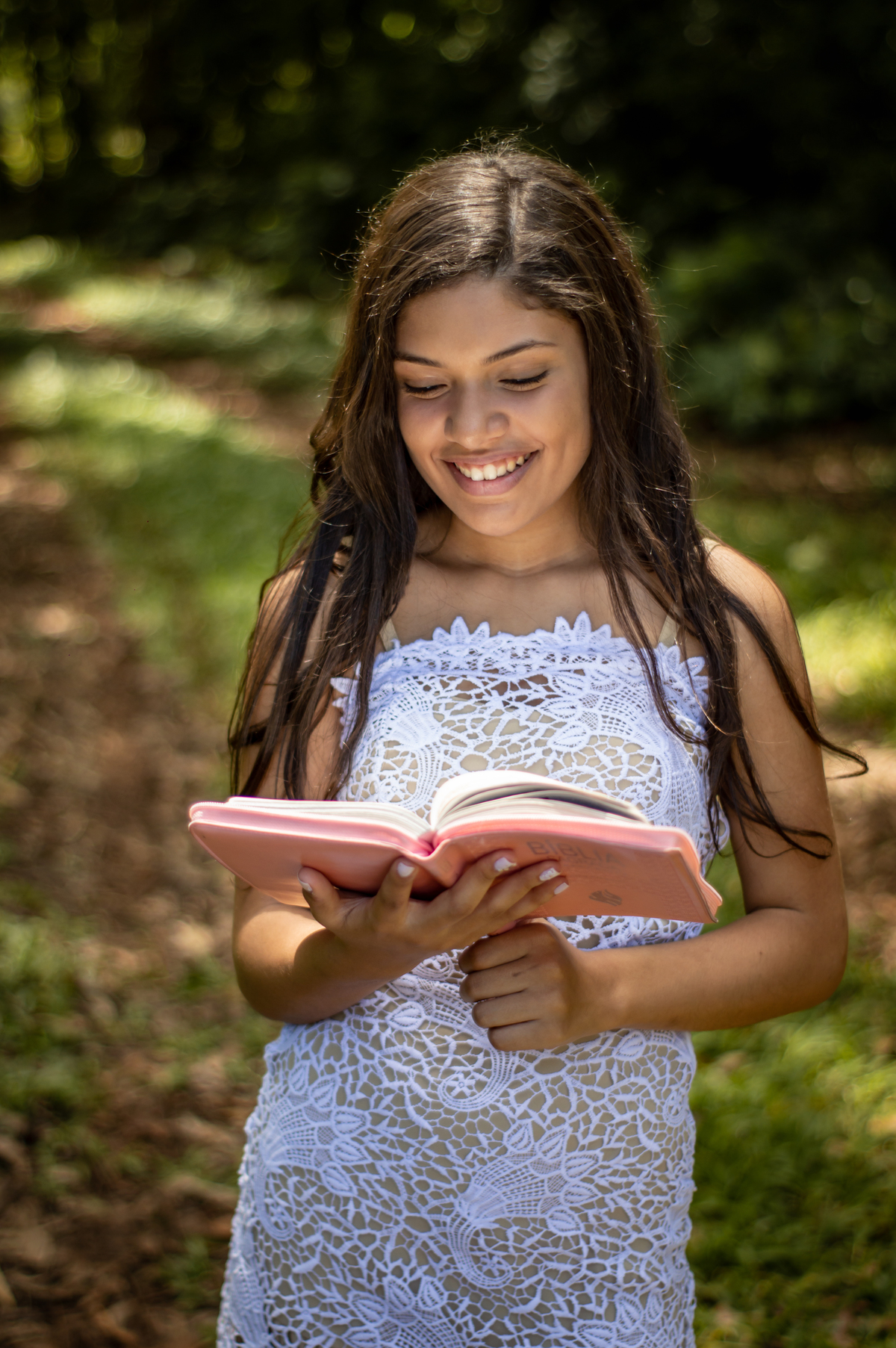 debutante brenda arriera fotografo profissional de debutante em sao leopoldo fotos criativas e autorais em ivoti fotografo de 15th casal boeira sorrindo para a bíblia