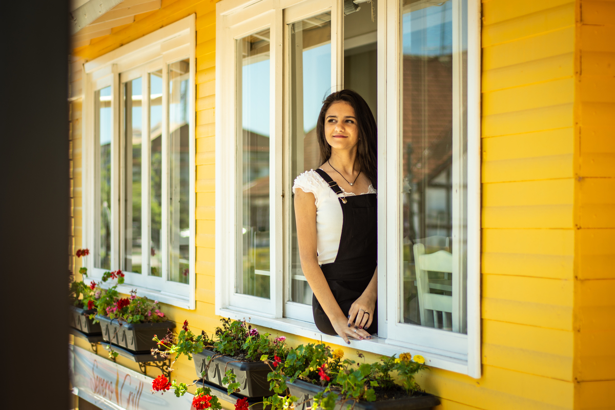 ensaio pessoal de 15th debutante luiza pelicioli em gramado nova petropolis canela rs fotografo de debutante em sao leopoldo casal boeira janela amarela