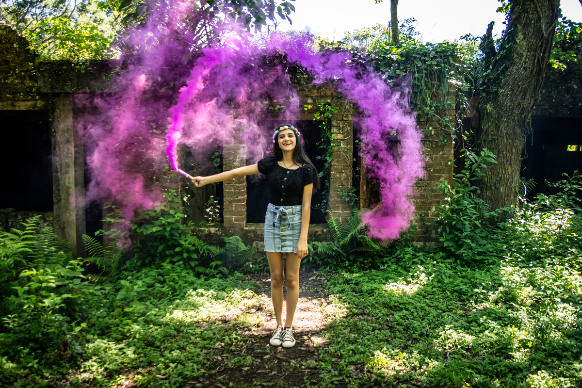 ensaio pessoal de 15th debutante luiza pelicioli em gramado nova petropolis canela rs fotografo de debutante em sao leopoldo casal boeira fumaça colorida rosa