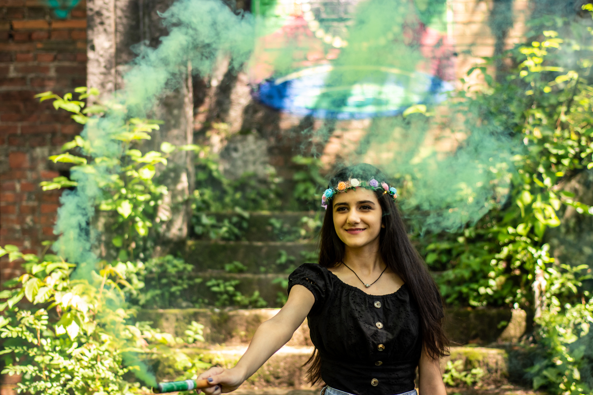 ensaio pessoal de 15th debutante luiza pelicioli em gramado nova petropolis canela rs fotografo de debutante em sao leopoldo casal boeira fumaça colorida verde
