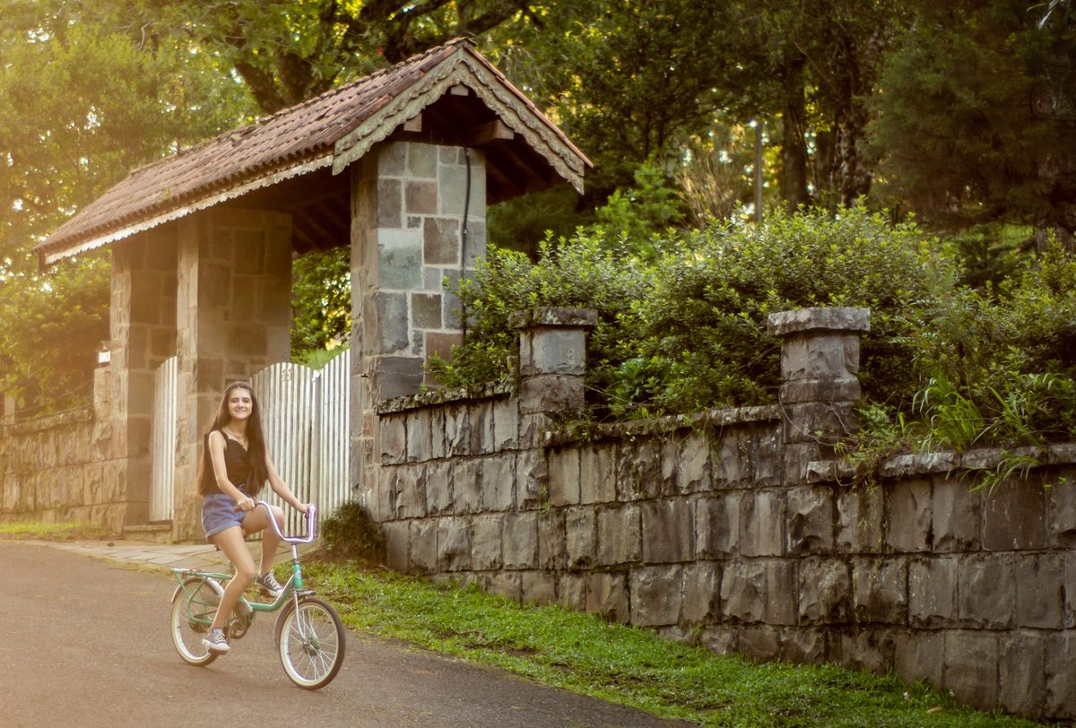 ensaio pessoal de 15th debutante luiza pelicioli em gramado nova petropolis canela rs fotografo de debutante em sao leopoldo casal boeira bicicleta antiga