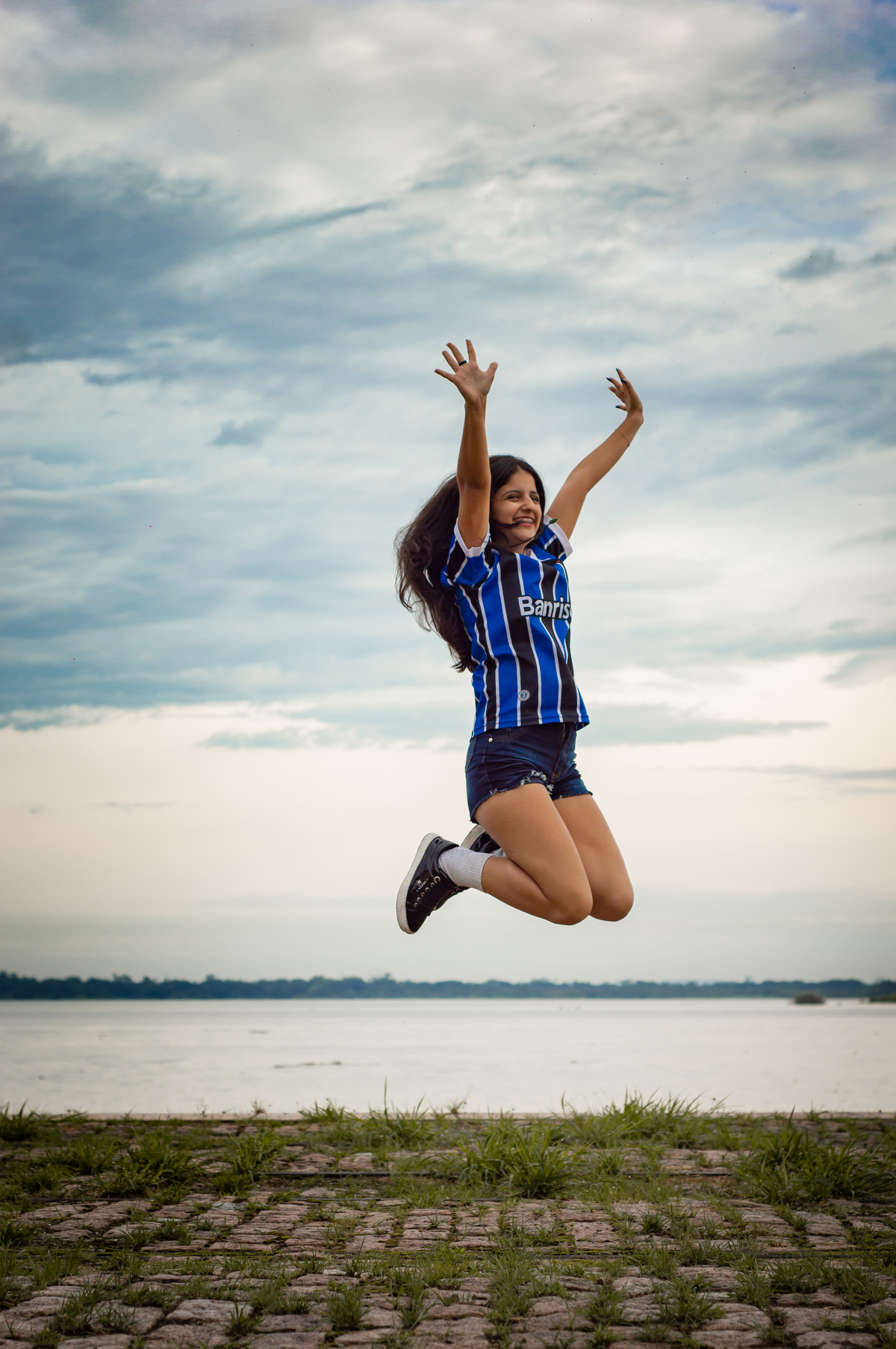 ensaio pessoal de 15th debutante kailany oliveira no cais maua em porto alegre rs fotografo de debutante em sao leopoldo casal boeira pulando