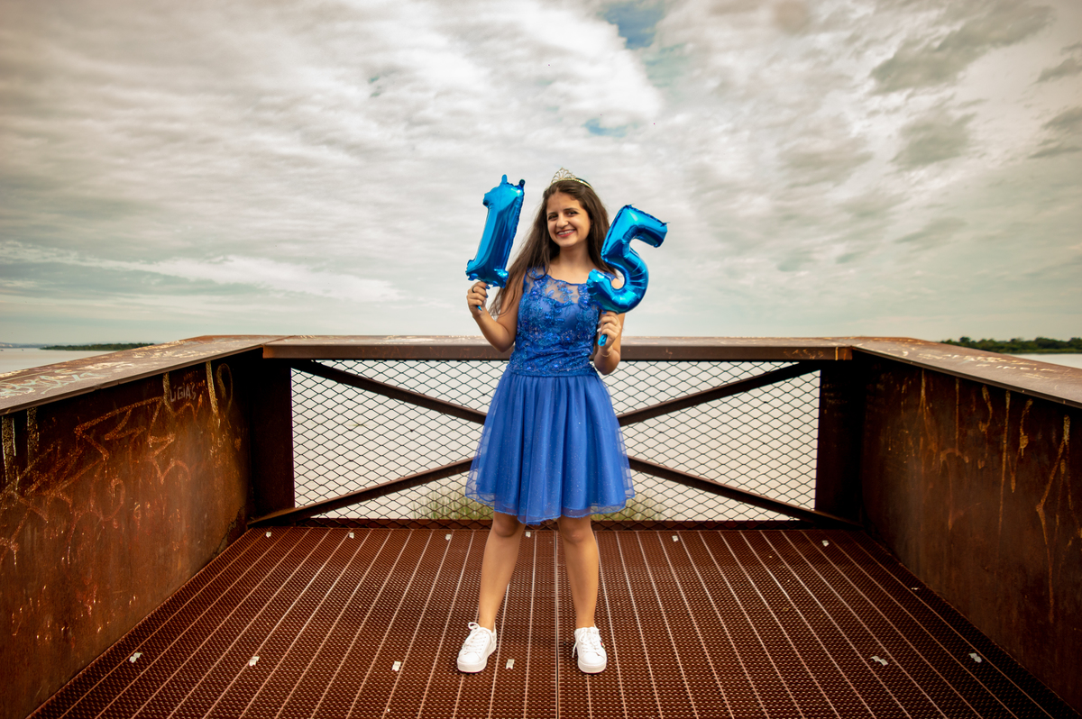 ensaio pessoal de 15th debutante kailany oliveira no cais maua em porto alegre rs fotografo de debutante em sao leopoldo casal boeira balao de 15
