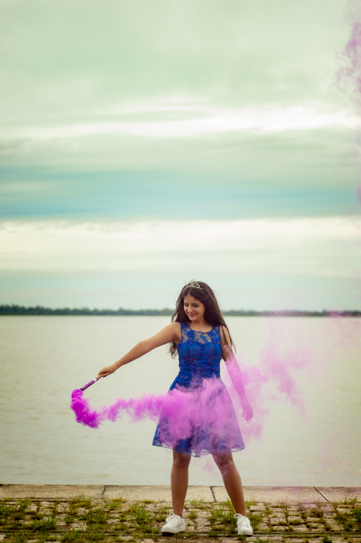 ensaio pessoal de 15th debutante kailany oliveira no cais maua em porto alegre rs fotografo de debutante em sao leopoldo casal boeira fumaça lilás