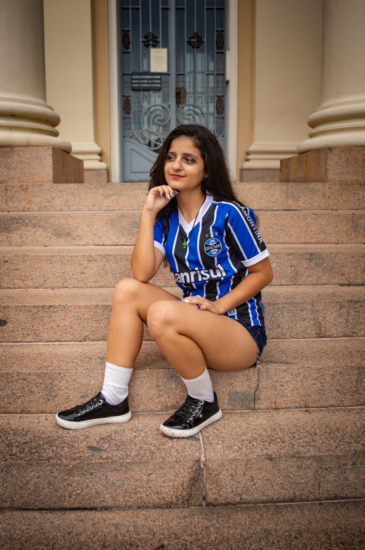 ensaio pessoal de 15th debutante kailany oliveira no cais maua em porto alegre rs fotografo de debutante em sao leopoldo casal boeira sentada na escada