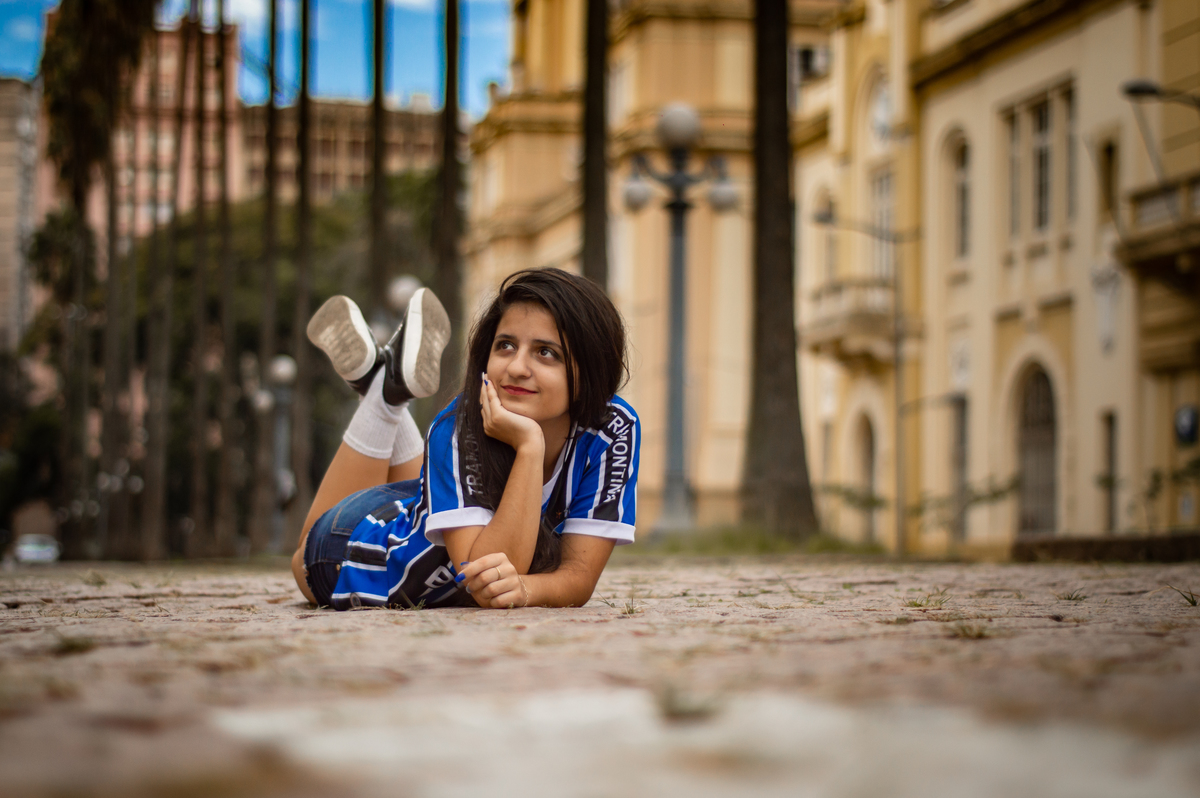 ensaio pessoal de 15th debutante kailany oliveira no cais maua em porto alegre rs fotografo de debutante em sao leopoldo casal boeira deitada na rua