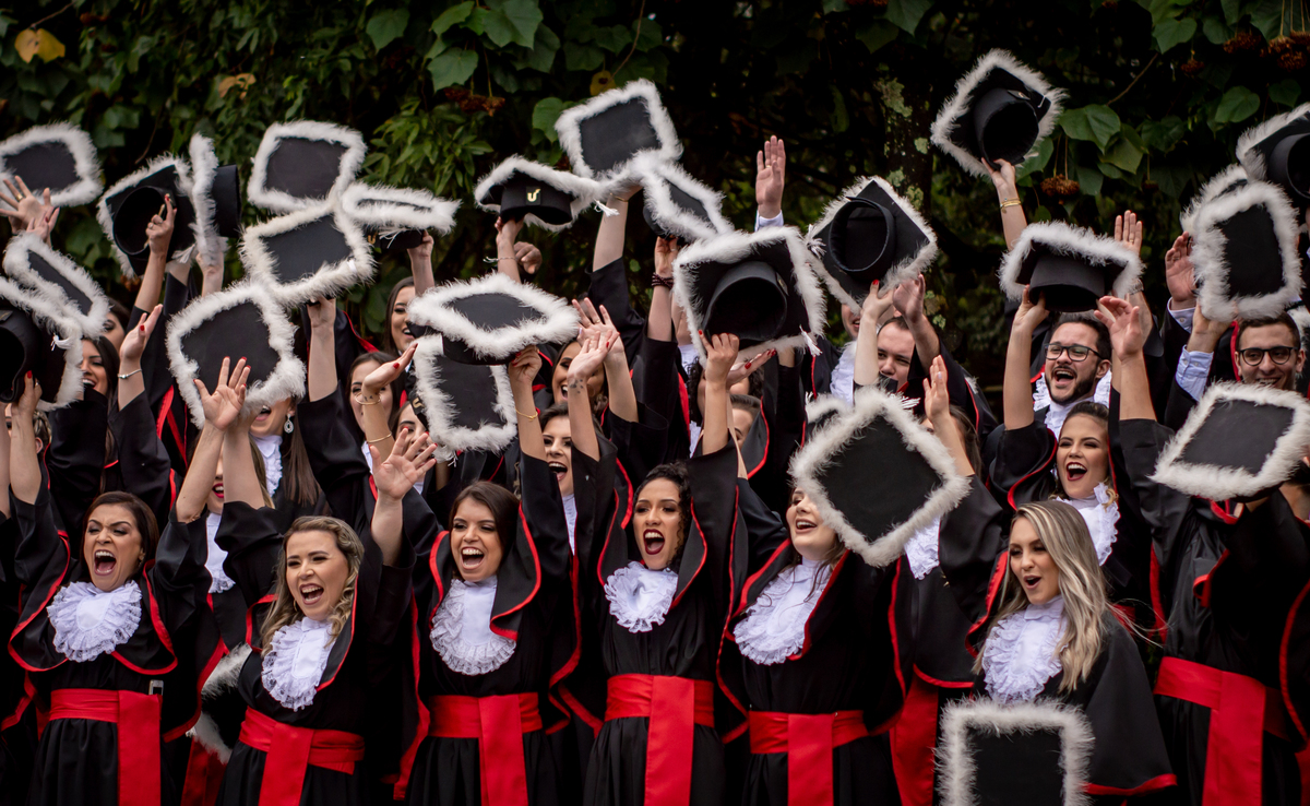 Prova de Toga | Universidade Unisinos | Turma jogando o Capelo