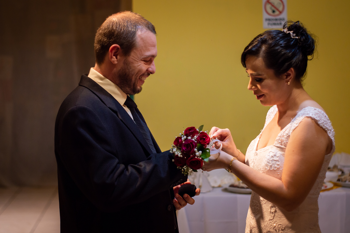 ana paula e clebson fotografo de casamento em sao leopoldo acompanhamento noiva no salao de beleza casamento saint germain pizzaria casal boeira troca de alianças