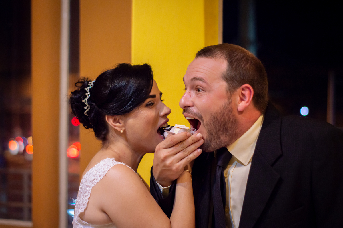 ana paula e clebson fotografo de casamento em sao leopoldo acompanhamento noiva no salao de beleza casamento saint germain pizzaria casal boeira comendo doces
