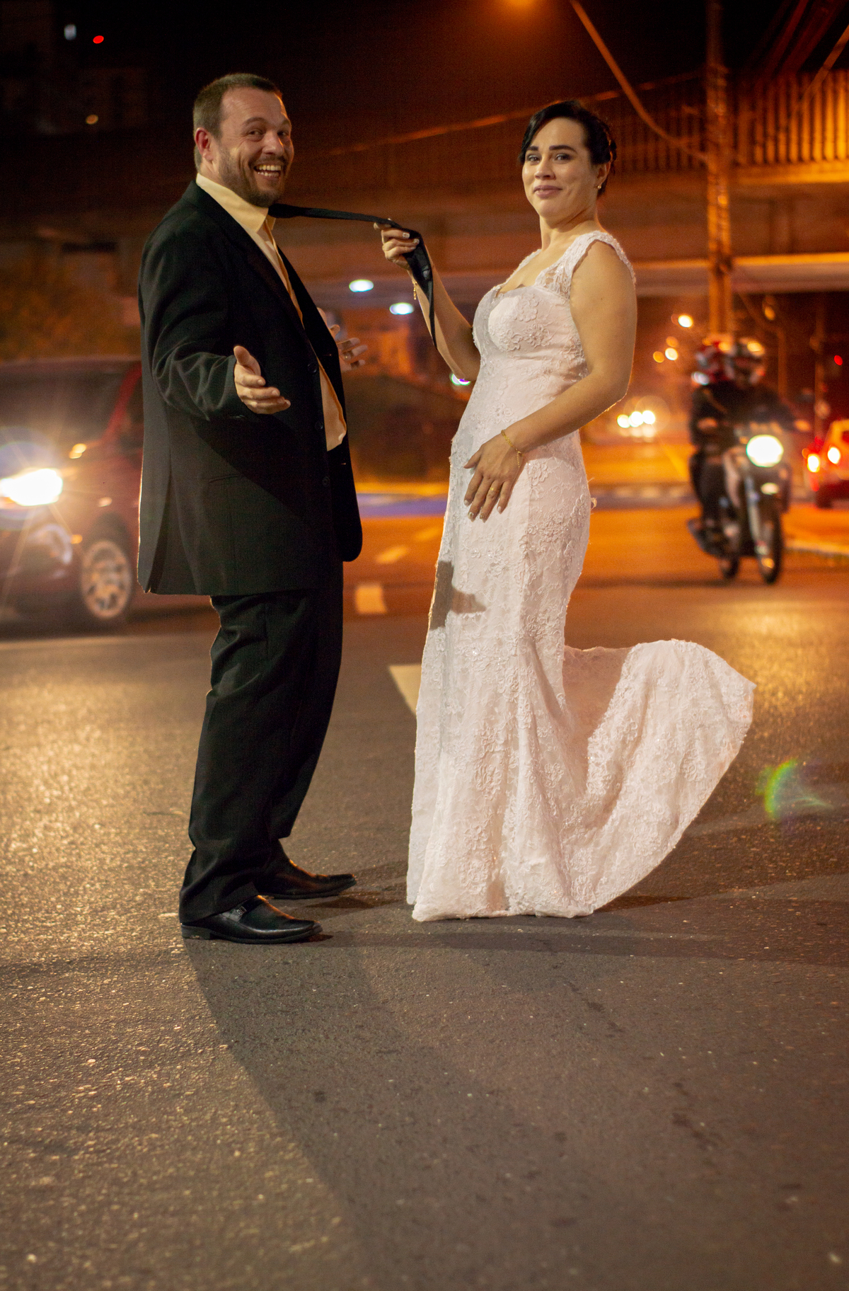 ana paula e clebson fotografo de casamento em sao leopoldo acompanhamento noiva no salao de beleza casamento saint germain pizzaria casal boeira foto na rua