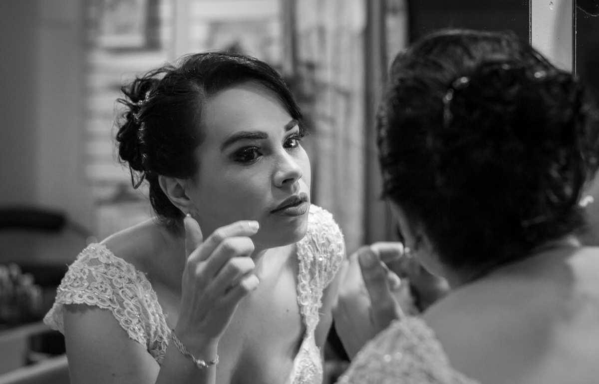 ana paula e clebson fotografo de casamento em sao leopoldo acompanhamento noiva no salao de beleza casamento saint germain pizzaria casal boeira ajeitando a make