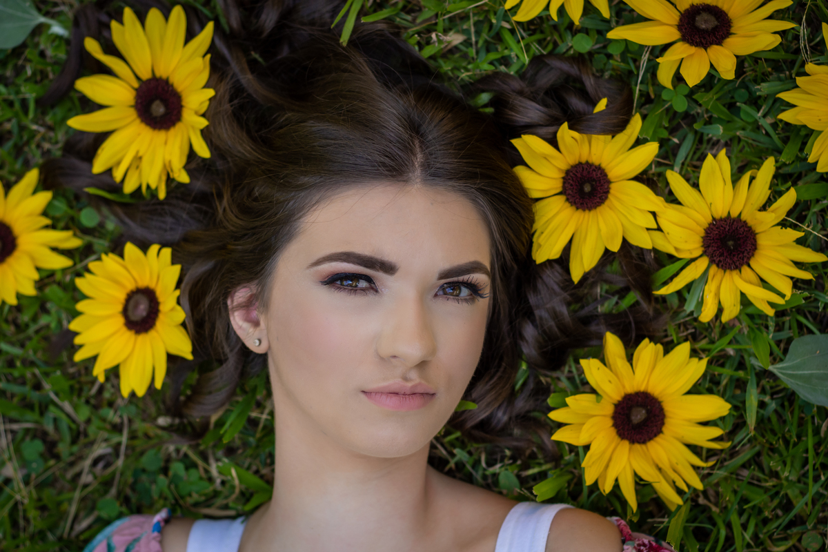 ensaio de 15th debutante rafaela lampert fotografo profissional de ensaio pessoal em sao leopoldo casal boeira girasol no chao gramado