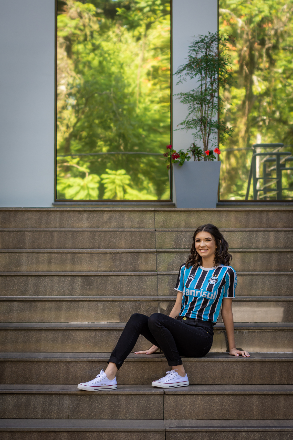 ensaio de 15th debutante rafaela lampert fotografo profissional de ensaio pessoal em sao leopoldo casal boeira sentada na escada com camisa do grêmio