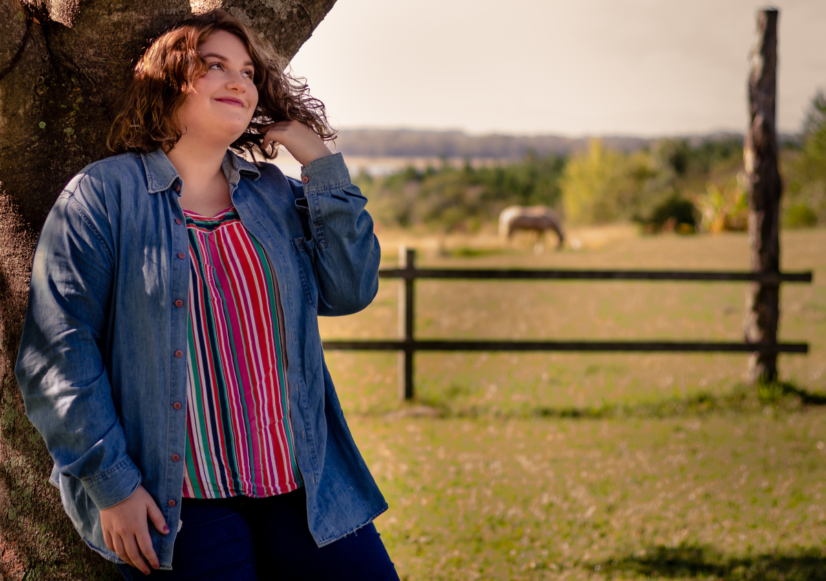 ensaio pessoal de 15th debutante nicole goettems em maquine rs fotografo de debutante em sao leopoldor casal boeira escorada na arvore