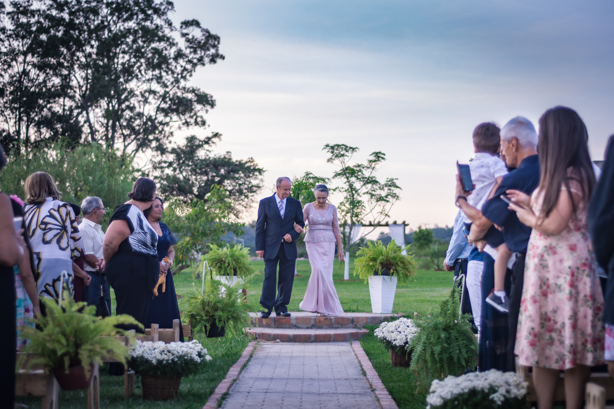 lucidia e renato bodas de ouro bodas 50 anos casamento realizado em eventos estancia viamao rs no fim de tarde ao ar livre casal boeira entrada dos noivos