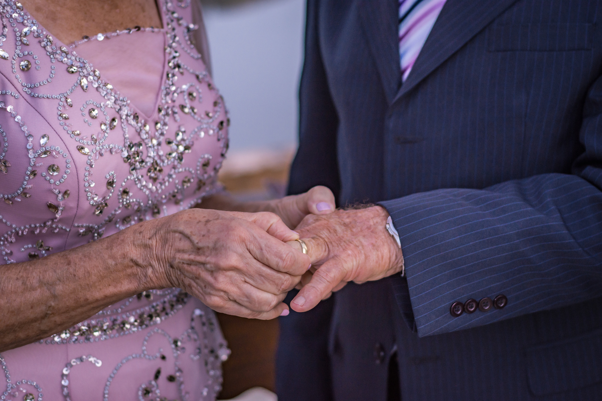 lucidia e renato bodas de ouro bodas 50 anos casamento realizado em eventos estancia viamao rs no fim de tarde ao ar livre casal boeira alianças