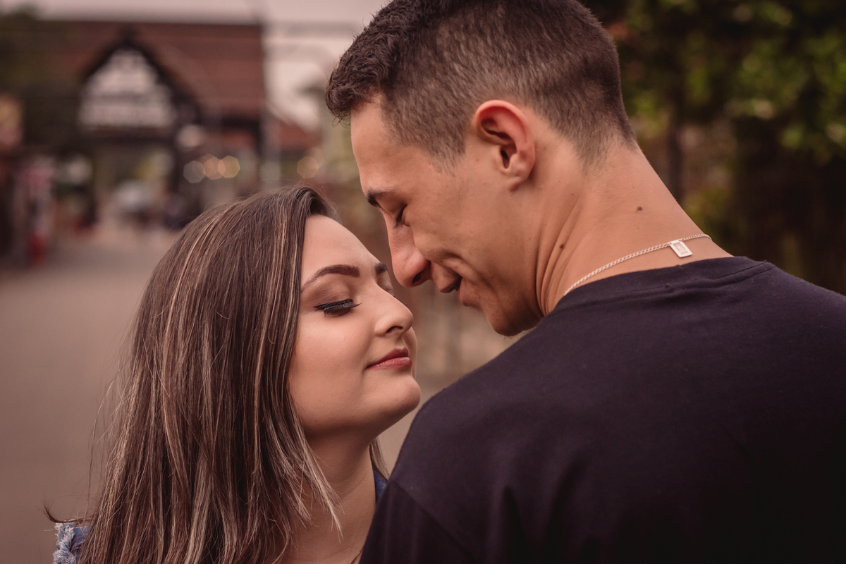 ensaio de casal pre wedding michele e rafael em dois irmaos rs fotografo de casamento em sao leopoldo casal boeira ponte elevada ao fundo