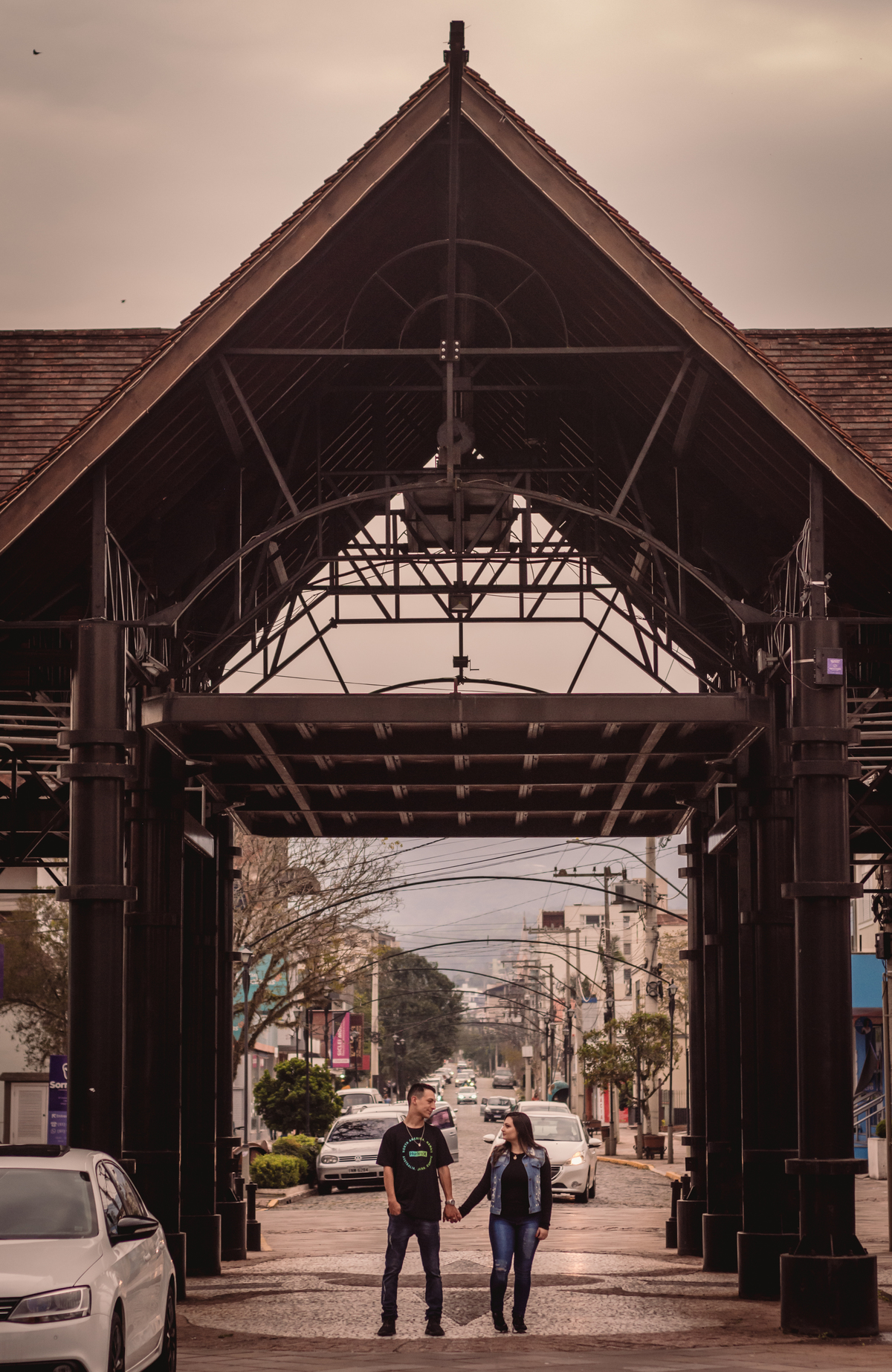 ensaio de casal pre wedding michele e rafael em dois irmaos rs fotografo de casamento em sao leopoldo casal boeira em meio a cidade