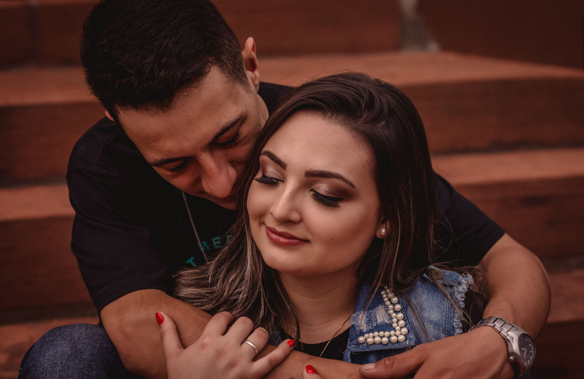 ensaio de casal pre wedding michele e rafael em dois irmaos rs fotografo de casamento em sao leopoldo casal boeira casal apaixonado na escada 