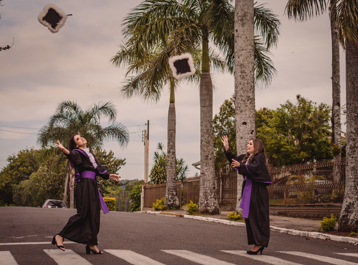 Prova de Toga | Universidade Ulbra | Foto com Amiga | Jogando o Capelo