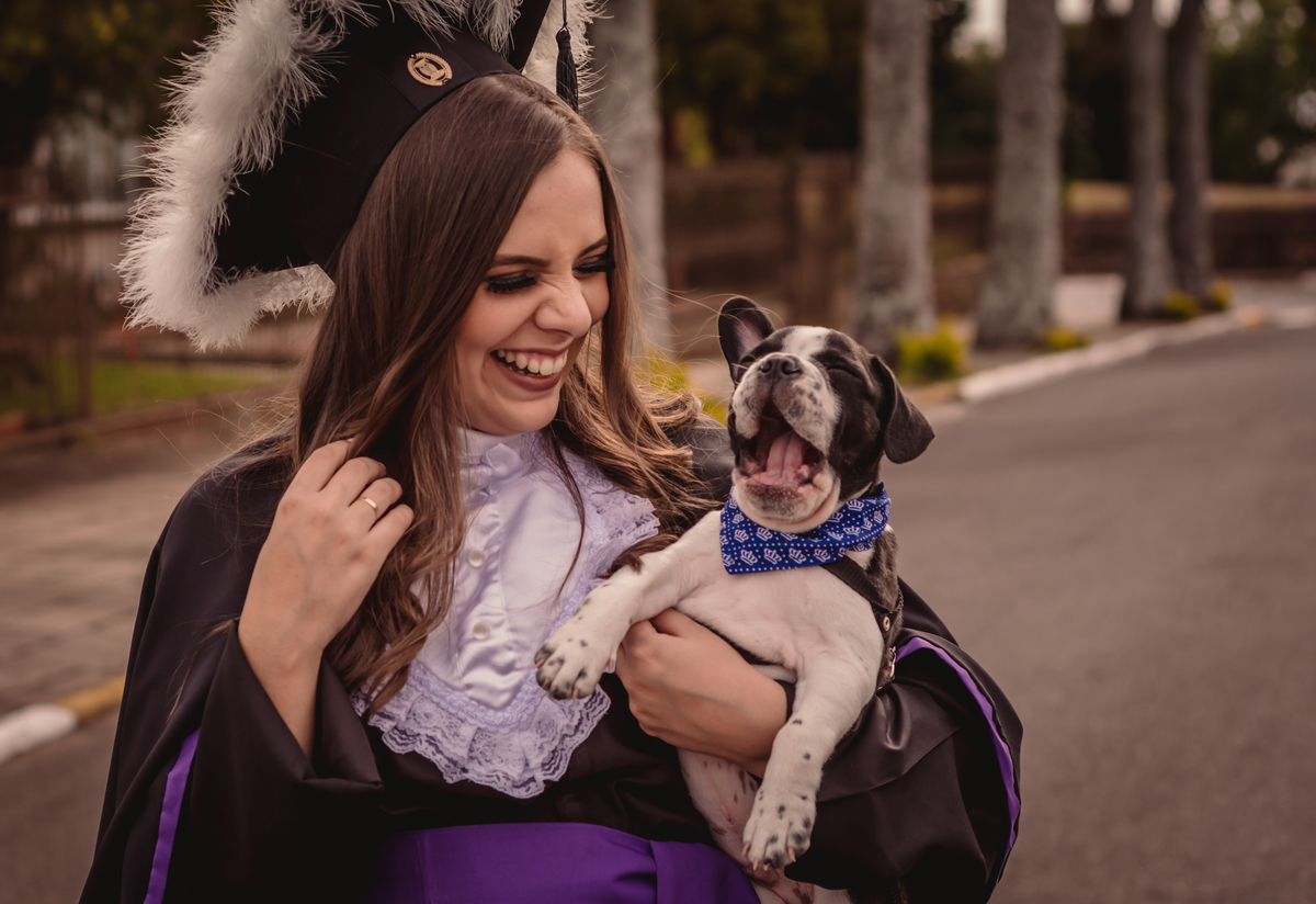 Prova de Toga | Universidade Ulbra Capelo | Foto com Buldogue | Filho de 4 Patas