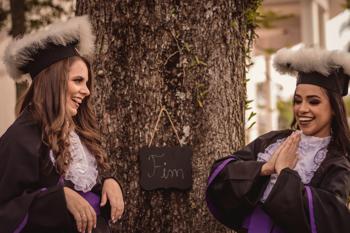 Prova de Toga | Universidade Ulbra | Foto com Amiga | Fim | Placa de Fim | Acabou | Capelo