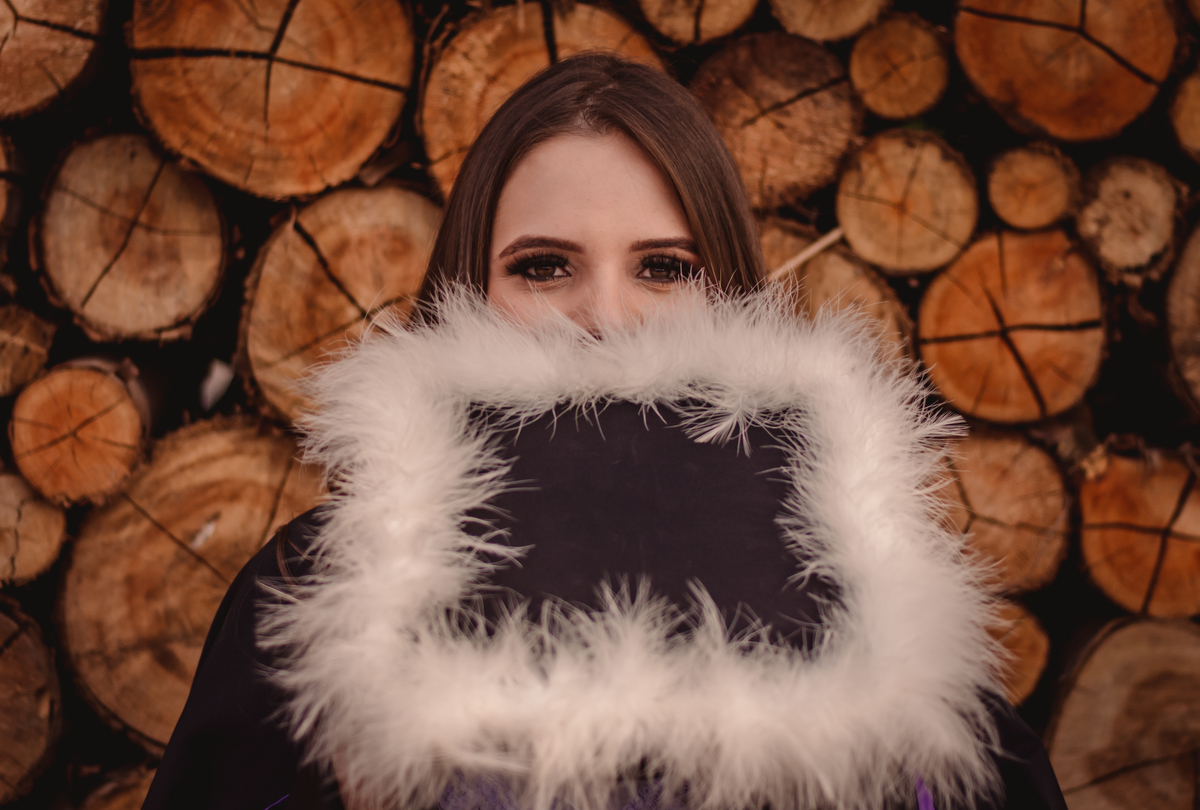 Prova de Toga | Universidade Ulbra | Capelo | Foto diferente de Capelo | Fundo de Madeira | Fundo de Toras