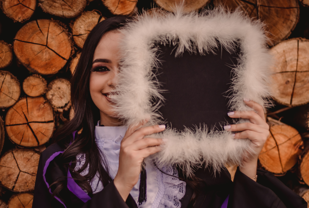 Prova de Toga | Universidade Ulbra | Capelo | Foto diferente de Capelo | Fundo de Madeira | Fundo de Toras