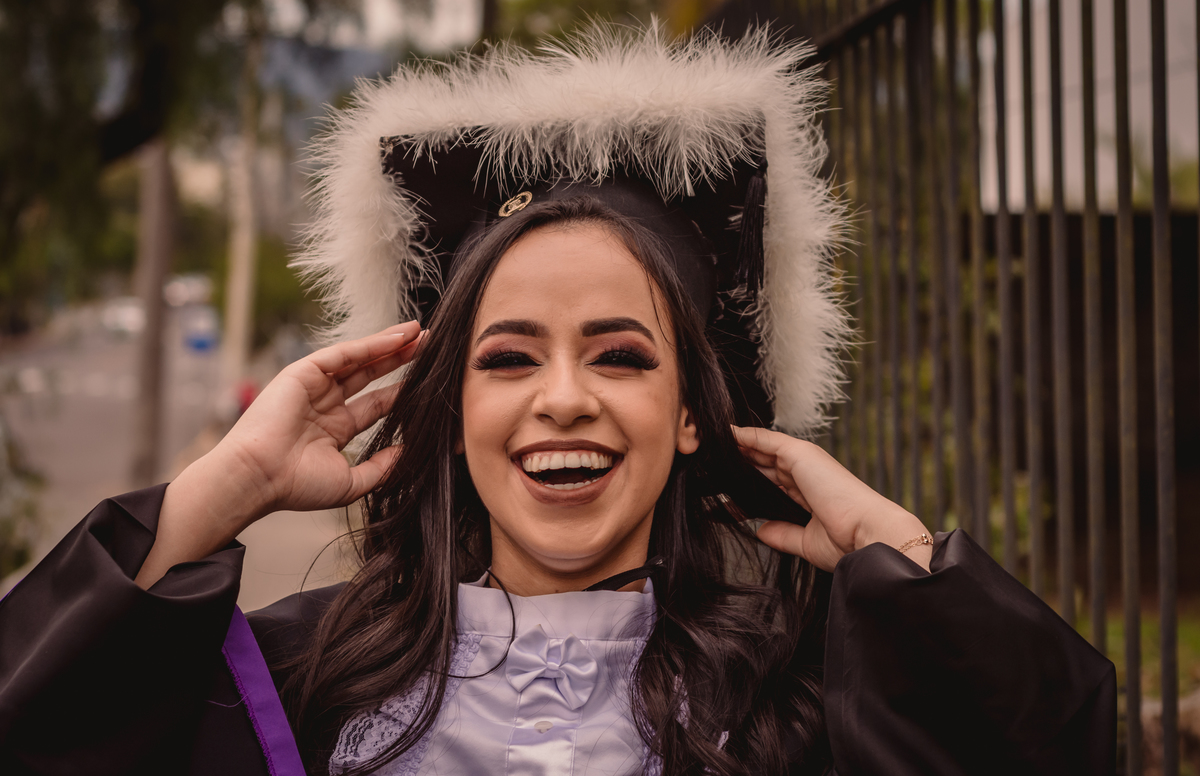 Prova de Toga | Universidade Ulbra | Capelo | Book pessoal de Formanda | Fotos de Formatura Sorrindo